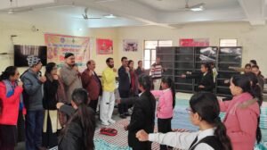 कार्यशाला में प्रतिभागियों का उत्साहवर्धन करते कुलसचिव, वित्त अधिकारी एवं अन्य
