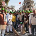 Jaunpur news घटिया निर्माण कार्य से आक्रोशित किसानों ने झाड़ू से गिट्टियां बटोर जताया आक्रोश