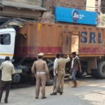 Jaunpur news रिहायशी मकान में घुसा बालू लदा ट्रक, लाखों का नुकसान