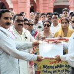 Jaunpur news टीईटी अनिवार्यता के विरोध में शिक्षकों ने कलेक्ट्रेट में प्रदर्शन कर उठाई मांग