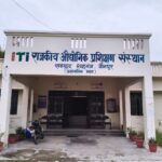 Jaunpur news लाइव सीसीटीवी कैमरे की निगरानी में सुचारू रूप से चल रही राजकीय आई.टी.आई. उसरॉव व शाहगंज जौनपुर केंद्र की सीबीटी परीक्षा।