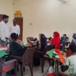 Jaunpur news समूह द्वारा तैयार हो रहे तिरंगा झंडा का बीडीओ ने किया निरीक्षण