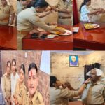 Jaunpur news लाइन बाजार थाने में अनोखे अंदाज में मनाया गया रक्षाबंधन, महिला आरक्षियों ने पुलिसकर्मियों की कलाई पर बांधी राखी