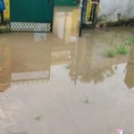 Jaunpur news अत्याधिक बरसात से कबुलपुर गांव में जाने का रास्ता हुआ बन्द,विद्यालय में पानी घुसा