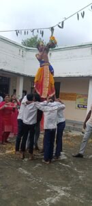Jaunpur news मटकी फोड़ कार्यक्रम में बच्चों ने राधा कृष्ण बनकर लोगो का मन मोहा