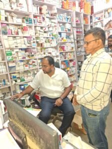 Jaunpur news जलालपुर क्षेत्र के दो मेडिकल स्टोर पर ड्रग इंस्पेक्टर की टीम का छापा