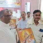 Jaunpur news शिक्षक दिवस पर डॉ. सुधाकर शुक्ला को मिला ‘गुरु श्रेष्ठ सम्मान’शिक्षा के क्षेत्र में योगदान के लिए डॉ. सुधाकर शुक्ला सम्मानित, मिला ‘गुरु श्रेष्ठ’ का गौरव