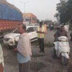 Jaunpur news डिवाइडर तोड़कर कार ने बाइक को मारी टक्कर,चार घायल