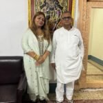 Jaunpur news रेखा पांडे की सपा सांसद से मुलाकात ने मड़ियाहूं की सियासत में बढ़ाई हलचल