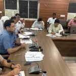 Jaunpur news सड़कों के गड्ढामुक्तिकरण को लेकर जिलाधिकारी ने दिए सख्त निर्देश