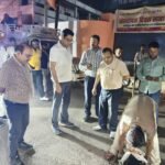 Jaunpur news डीएम का देर रात सड़कों पर औचक निरीक्षणदेर रात सड़कों पर उतरे जौनपुर के डीएम, प्रमुख मार्गों की परखी हकीकत