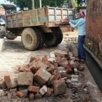 Jaunpur news नगर पंचायत कजगांव में नव निर्मित नाली के मलबे को सफाई कर्मियों के द्वारा कराया जा रहा है साफ,वीडियों व फोटो सोशल मीडिया पर हुआ वायरल लोगों में बना चर्चा का विषय।