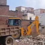 Jaunpur news मछलीशहर के बरांवा गांव में उठाया गया कूड़े का ढेर