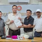 Jaunpur news स्ववित्त पोषित शिक्षकों की लंबित मांगों को लेकर कुलपति से मिला शिक्षक संघ, समाधान का मिला आश्वासन