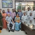 Jaunpur news सम्मान समारोह कार्यक्रम से जब साधना श्रीवास्तव अपने पिता जी के साथ भावुकता के साथ घर गईं।