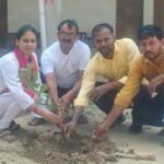 Jaunpur news स्वच्छता ही सेवा कार्यक्रम के तहत हौज इंटर कॉलेज में स्टेट बैंक जफराबाद की शाखा प्रबंधक ने किया वृक्षारोपण, दिया पर्यावरण संरक्षण का संदेश।