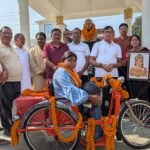 Jaunpur news दिव्यांग छात्रा को कृपाशंकर सिंह ने दिया ई-ट्राइसाइकिल