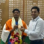 Jaunpur news एशियाई खेलों के कांस्य पदक विजेता रोहित यादव का डीएम ने किया सम्मान