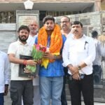 Jaunpur news जापान से पदक लेकर गुरु के आंगन पहुंचे रोहित यादव, खझड़ी सम्राट के जौनपुर स्थित आवास पर हुआ आत्मीय अभिनंदन