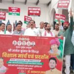 Jaunpur news मुख्य चुनाव आयुक्त के विरुद्ध जफराबाद कस्बे में सपा कार्यकर्ताओं द्वारा निकाला गया विरोध मार्च।