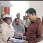 Jaunpur news जिलाधिकारी ने कहा पीपा पुल बनवाऊगा अन्ना चौथे दिन अन्न-जल विहीन अनशन तोड़ा-