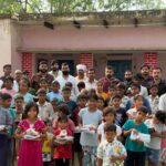 Jaunpur news पूर्व सांसद की 92वीं जयंती पर हरिजन बस्ती में किया पाठ्य सामग्री और फल का वितरण