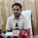 Jaunpur news जमीन विवाद को लेकर युवक के आत्मदाह के प्रयास का मामला, डीएम ने दिए निष्पक्ष जांच के निर्देश