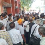 Jaunpur news उपनिबंधक कार्यालय में भारी हंगामें के बीच हुई रजिस्ट्री